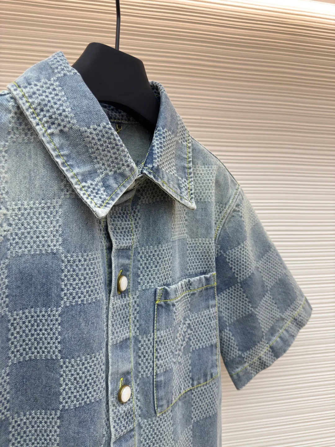 LOUIS VUITTON checkerboard denim short-sleeved shirt ●Authentic product: Purchased and developed by 14100 ●Item number: 1680088-B20 ●Fabric: Jacquard denim fabric ●Technology: 3D jacquard craft ●Version: Fitted version ●Size: S-M-L-XL ●Weight: about 635 grams ●Description: Using a loom to weave a three-dimensional pattern on the fabric, the sand-washed whitening distressed denim fabric presents a whitening and distressed effect. The overall wiring is straight and delicate, the fabric is comfortable and soft, and the color is consistent without color difference. It can be matched with the same style to create a fashionable look and control various occasions. Customized accessories, complete with three standards, same style for men and women!